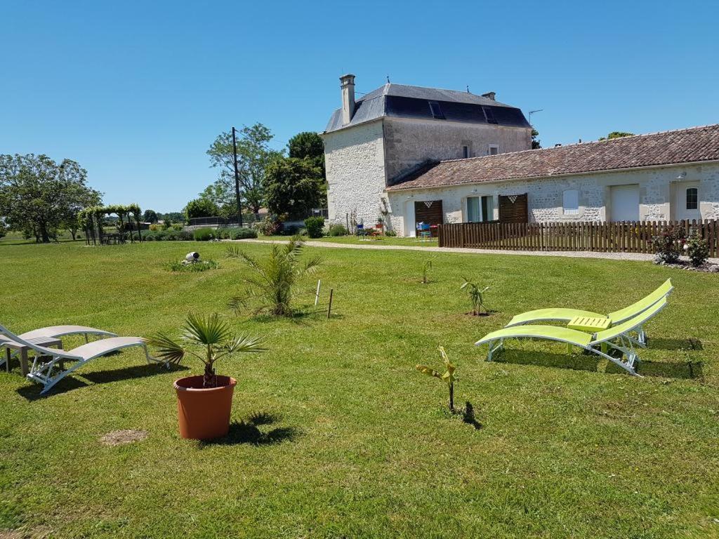Le Domaine De Bellevue Bed and Breakfast Tanzac Exteriör bild